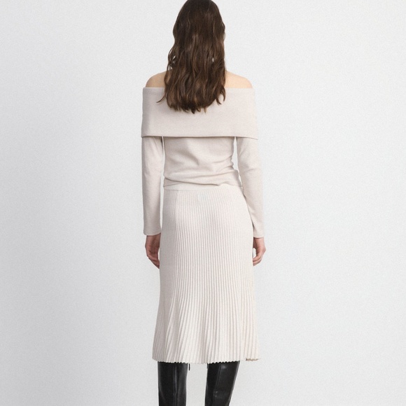 NWT Frank & Oak // The Off Shoulder Top in Creamy Grey - Picture 5 of 7